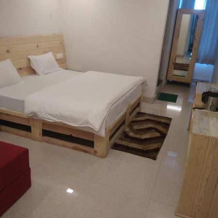 באדרינאט Hotel Charanpaduka מראה חיצוני תמונה