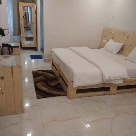 באדרינאט Hotel Charanpaduka מראה חיצוני תמונה
