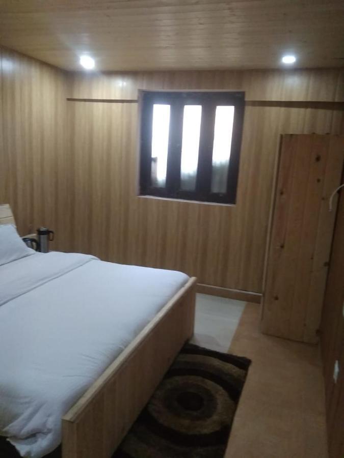 באדרינאט Hotel Charanpaduka מראה חיצוני תמונה