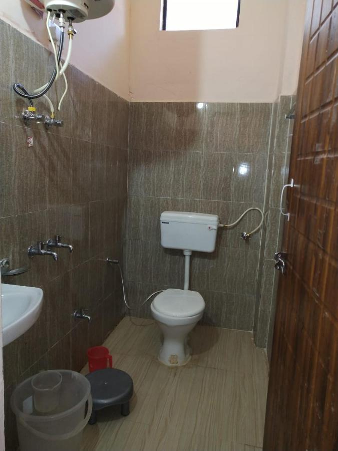 באדרינאט Hotel Charanpaduka מראה חיצוני תמונה