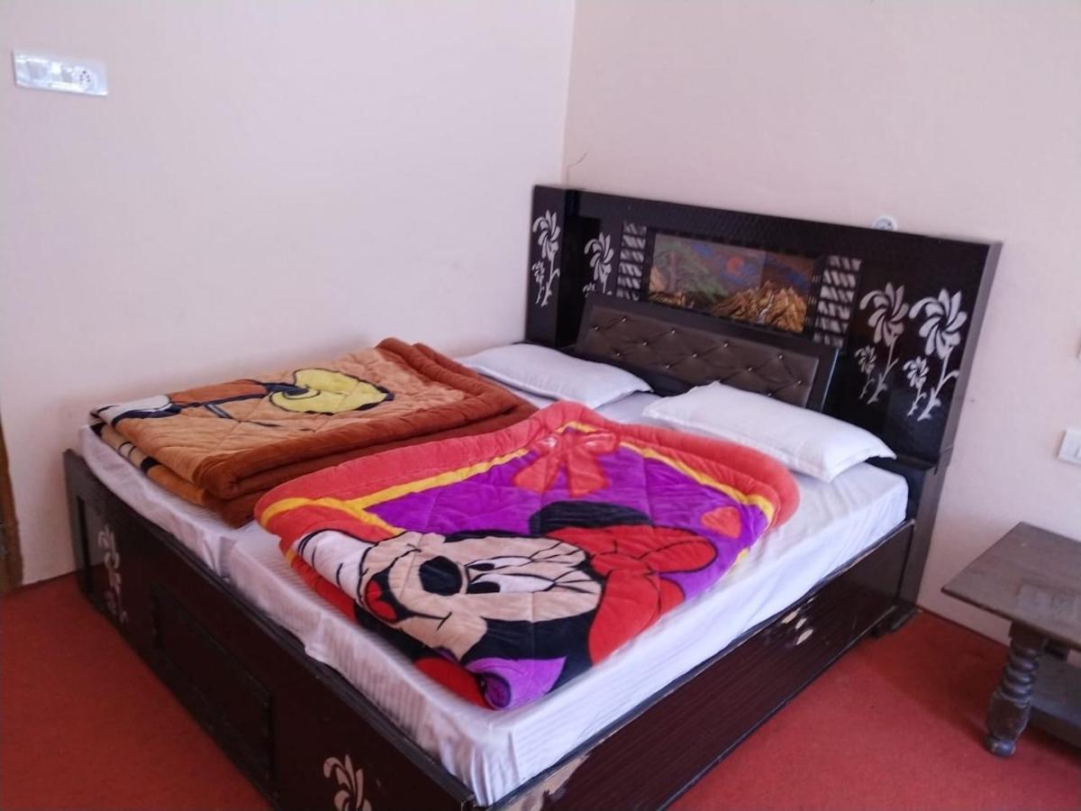 באדרינאט Hotel Charanpaduka מראה חיצוני תמונה