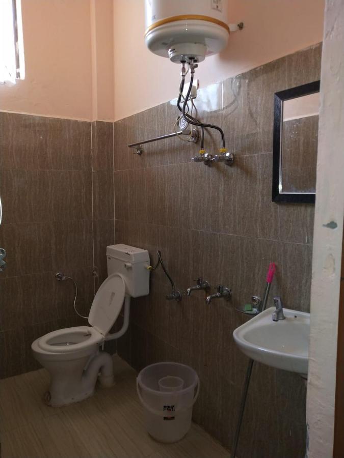 באדרינאט Hotel Charanpaduka מראה חיצוני תמונה
